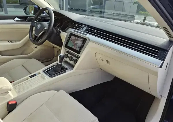 Volkswagen Passat cena 54900 przebieg: 189742, rok produkcji 2018 z Krzanowice małe 781